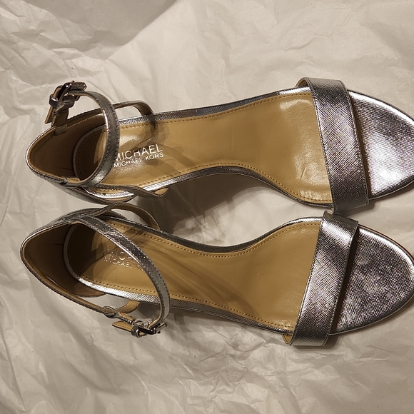 MICHAEL Michael Kors  Simone New Silver patent leather women's heels Size 7.5 - Picture 10 of 12